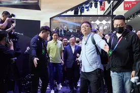 雷军王传福北京车展同框，车圈“流量王”邂逅“新能源大哥”图片