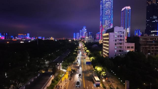烟花点亮夜空，江岸城管守护精彩