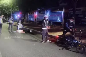 聊城：男子醉酒睡马路 交警救助暖人心图片