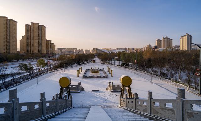 初冬夜落雪 悄染关川河