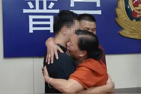 失散28年终团圆  母亲抱住儿子不放手：我怕松开他就走了图片