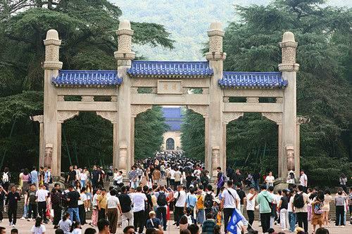 国庆黄金周首日  中山陵迎来客流高峰