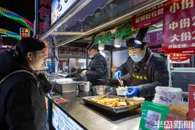 青岛故事｜为女儿跨省陪读，夫妻俩在夜市摆摊卖起锅包肉图片