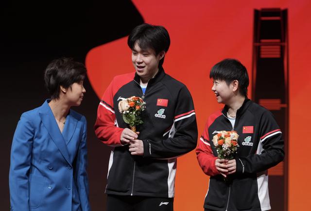 女单因伤退赛，混双带伤出战携王楚钦斩获银牌，孙颖莎虽败犹荣感动了谁？