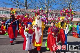 都兰：雄狮高跷闹元宵 人潮如流瞧社火图片