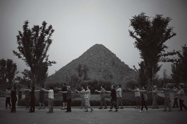 一座山守望一座城