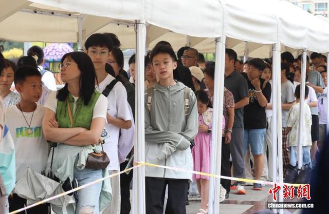 青海省博物馆迎来暑期参观热