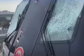 上海地铁11号线遭吊车侵入，涉事工地负责人：尚不清楚塔吊倒塌原因图片