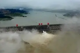 三峡工程飘扬“中国红” 游客感受国之重器图片