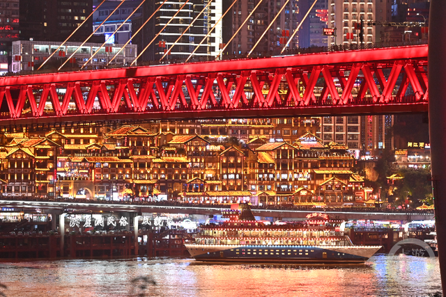“双节”赏山城璀璨夜景 点燃节日活力