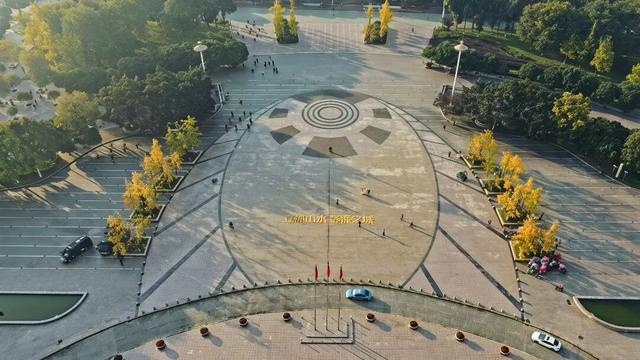 落叶缓扫，诗意长留！彭州的秋天被“绣”在了大地上