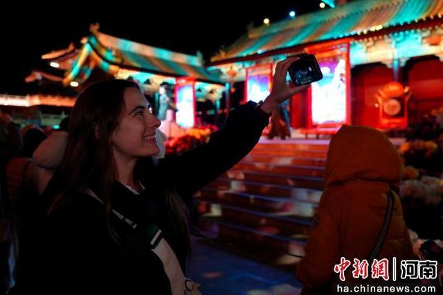 古都开封：大宋夜游剧目引多国网络博主“打卡”
