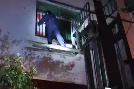 市民忘带钥匙被锁门外 民警踩着叉车爬窗开门图片