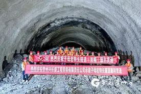 武道高速子母岩特长隧道顺利实现双幅贯通图片