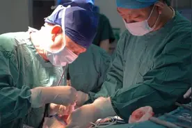 宝宝“脑袋大”不一定是“聪明”，家长要警惕图片