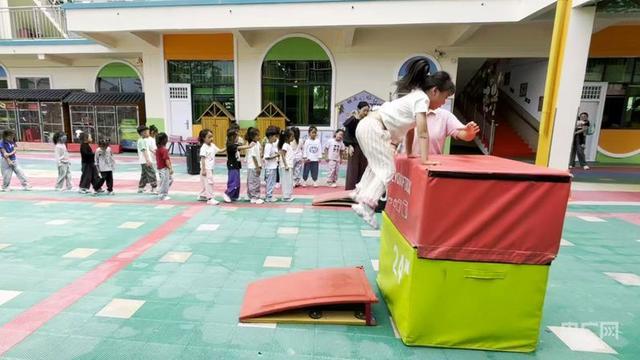 河南一农村幼儿园凭体能课圈粉 网友：这才是孩子该有的样子