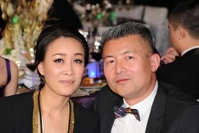 热搜第一！那英58岁老公回应“和美女亲密依偎并带回家”：友人聚会，受伤被搀扶