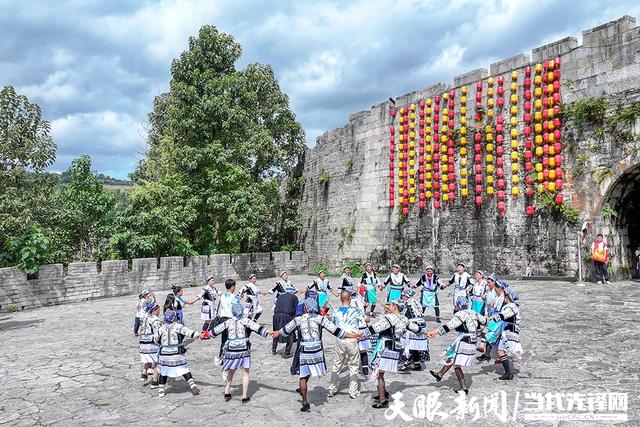 【山水黔南多奇幻】旗袍巡游映古城 演绎“平越古今情” 每一帧都是东方美学