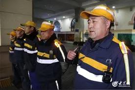 新春走基层|探访春运“最有味儿”的铁路卸污工：争分夺秒给高铁“清污”图片