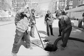 管道堵塞污水流 多方合力疏通解民忧  为民办事的速度让居民竖起大拇指图片