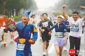 儋州马拉松活力开跑 1.8万人沿着赛道领略当地风情图片