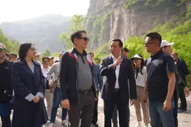 外国游客盛赞林州太行大峡谷图片