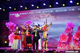 云南艺术家在孟加拉国吉大港展演民族歌舞图片