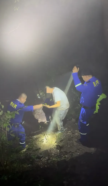 为看18岁“生日日出”，男生独爬野长城被困悬崖！获救时，已严重虚脱