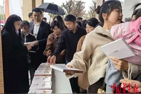 “董浩叔叔”办画展 观众们在艺术里“找童年”图片