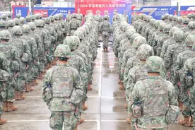 春季入伍新兵，授枪！图片