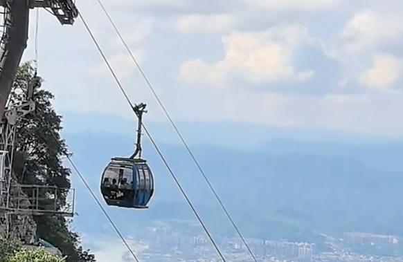 张家界天门山索道突发故障致游客被困2小时，景区致歉：正针对滞留游客进行退赔处理