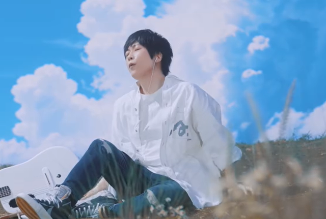 阿信、刘若英新歌上线！两人穿白衬衫牛仔裤出镜，网友直呼“太青春了”