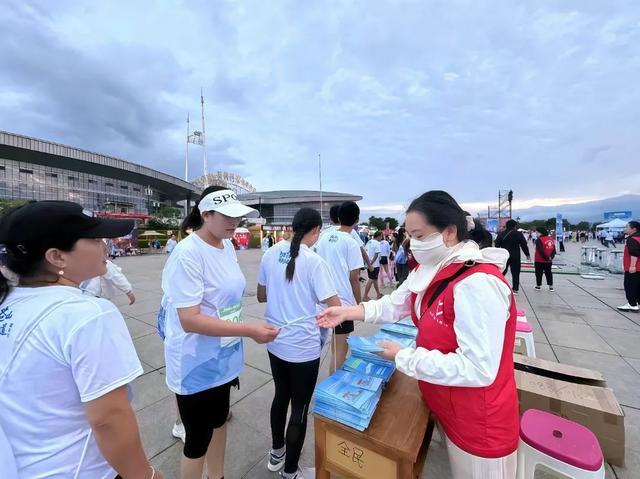 关注｜多部门联合护航 大理全民健身日徒步活动buff叠满了