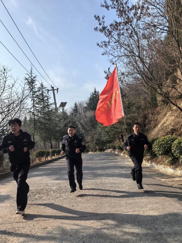 喜迎警察节丨商州公安举行“警徽耀顶峰 忠诚护平安”登山活动