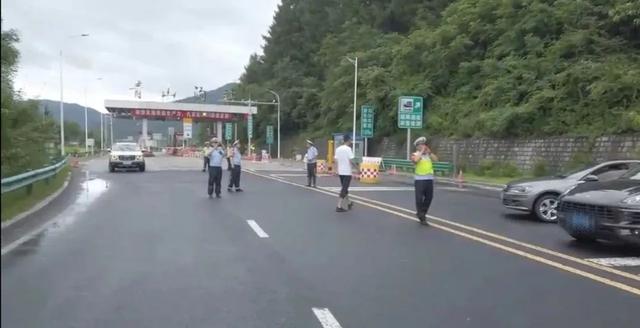 最温情的喊话：“跟上警车，平安回家！”