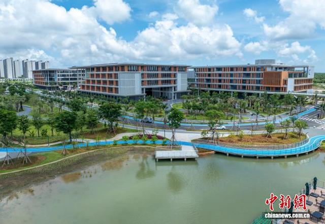 中国境内首个境外高校独立办学项目永久校址迎首批新生