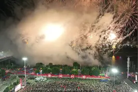 “村超”少年：做梦都没想到能和卡卡同场竞技图片