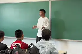 杨旭与北大学子共勉：中国足球交给我，祖国的未来交给你们图片