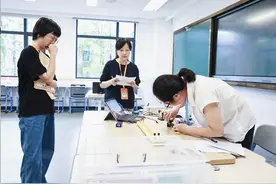 牙膏、筷子、塑料瓶……物理老师用这些日用品设计了充满“生活气息”的实验图片