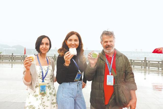 一段旅程连接两个节日 外国游客在三峡感受东方浪漫