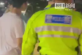 高中生夜跑崴脚无法移动，仙桃交警单手抱起受伤学生送上救护车图片