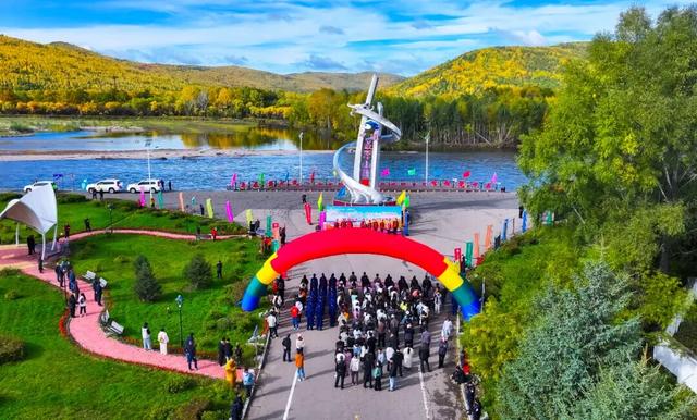 2025年“中国最冷小镇·呼中五花山森林穿越季”暨“鲜卑荣光”兴安之巅汽车越野赛活动隆重启幕