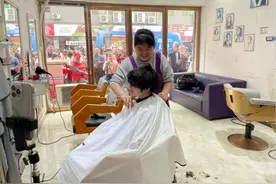 上游人物丨“发型师晓华”：一个女人一把剪刀的流量故事图片