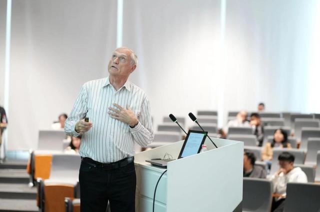 以获得“教学奖”自豪的数学家：功夫放慢，学问才能做深