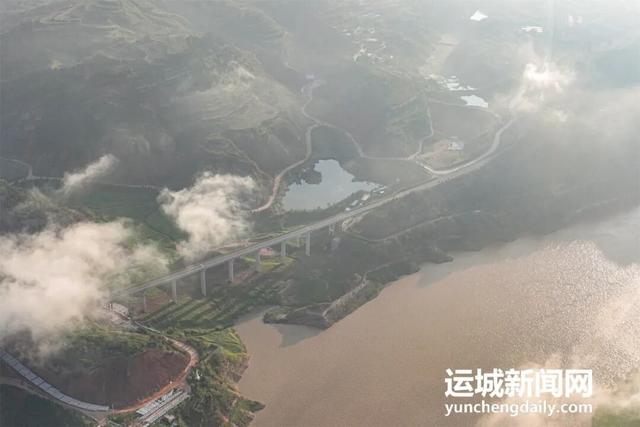雨洗河东千峰翠　云裁运城万缕纱
