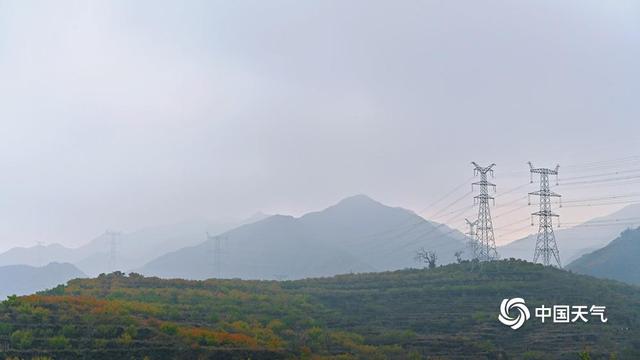 当秋雾遇上秋色 风景就藏进了秋天的低语里