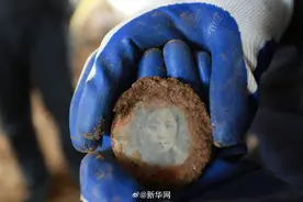 动人一幕！直到生命最后一刻他仍紧握她的照片图片
