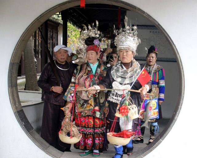 江苏苏州：贵州游客穿民族服饰游怡园，成为靓丽风景线