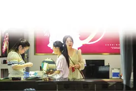 21时44分，余姑娘把瓶子递给拾荒老太图片