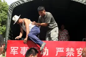 “东西不用带很多，安置点基本上都有” 台风逼近驻地部队协助村民转移 奉贤海湾集中安置1978人图片